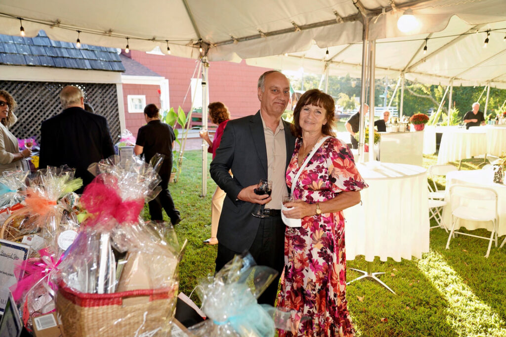 a7403409-robins-friends_orig